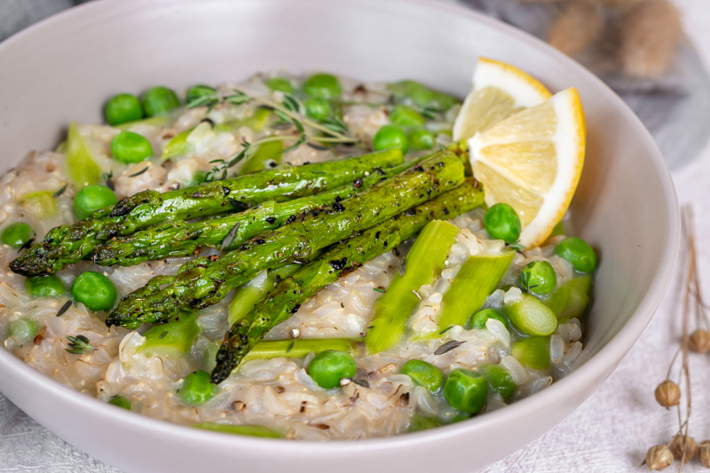 Einfaches Spargel Risotto mit Erbsen und Zitrone – vegan, gesund und lecker!