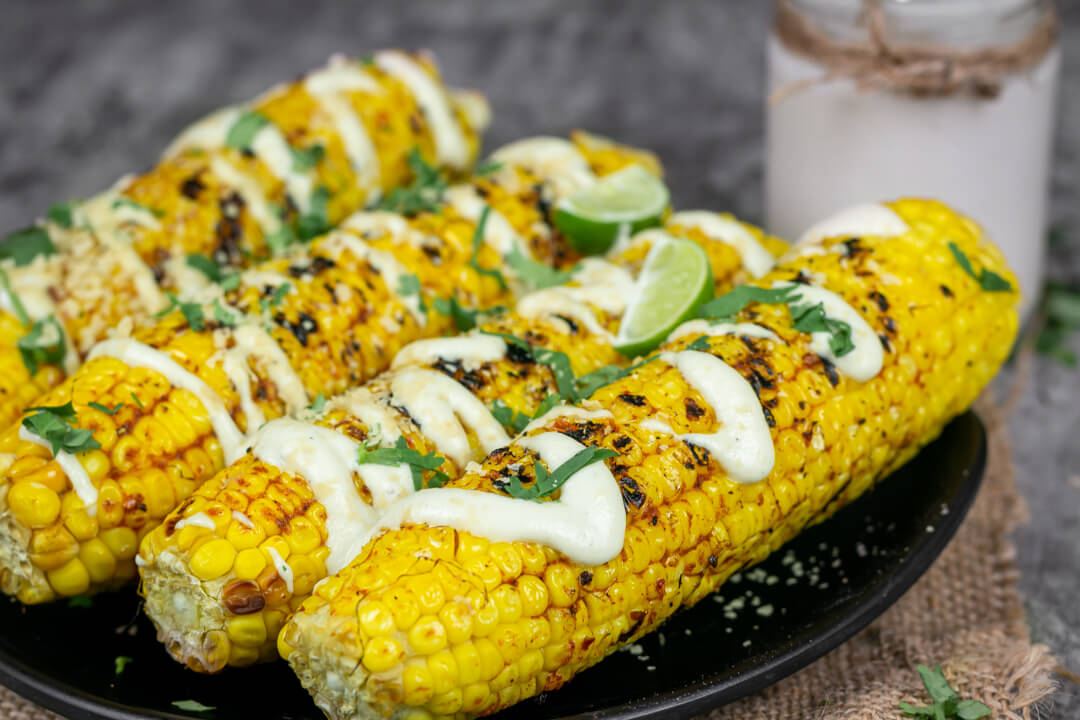 Lecker marinierte gegrillte Maiskolben mit veganer Aioli