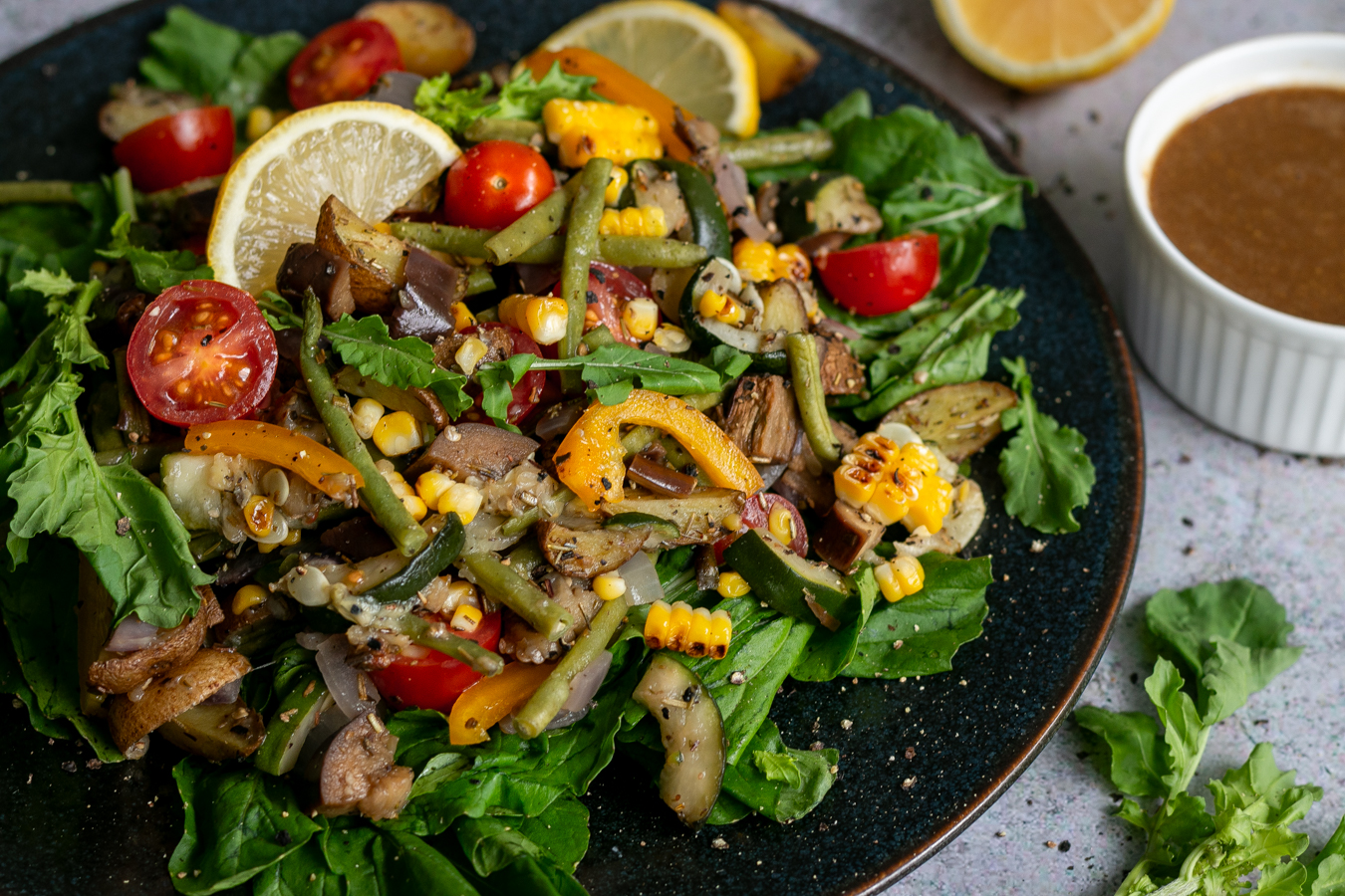 Sommersalat mit gebackenem Gemüse und Senfdressing
