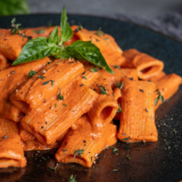 Einfache vegane Pasta mit cremiger Paprikasoße