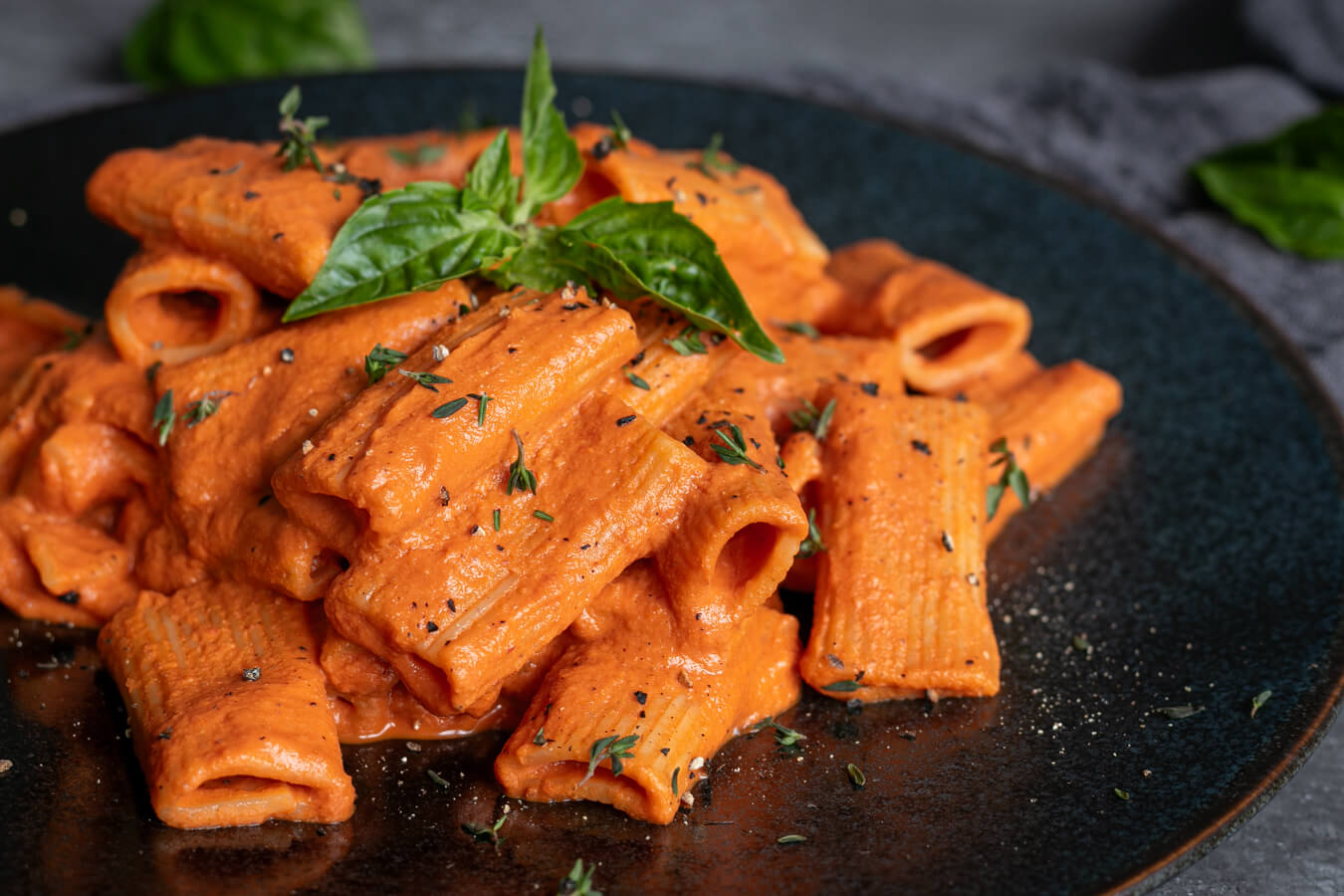 Einfache vegane Pasta mit cremiger Paprikasoße