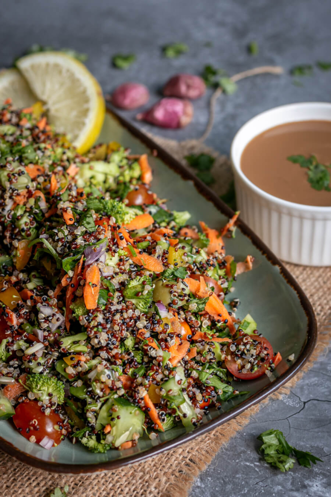 Veganer Sommersalat mit Quinoa und Sesam-Balsamico-Dressing Veganer Sommersalat mit Quinoa und Sesam-Balsamico-Dressing