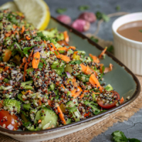 Veganer Sommersalat mit Quinoa und Sesam-Balsamico-Dressing