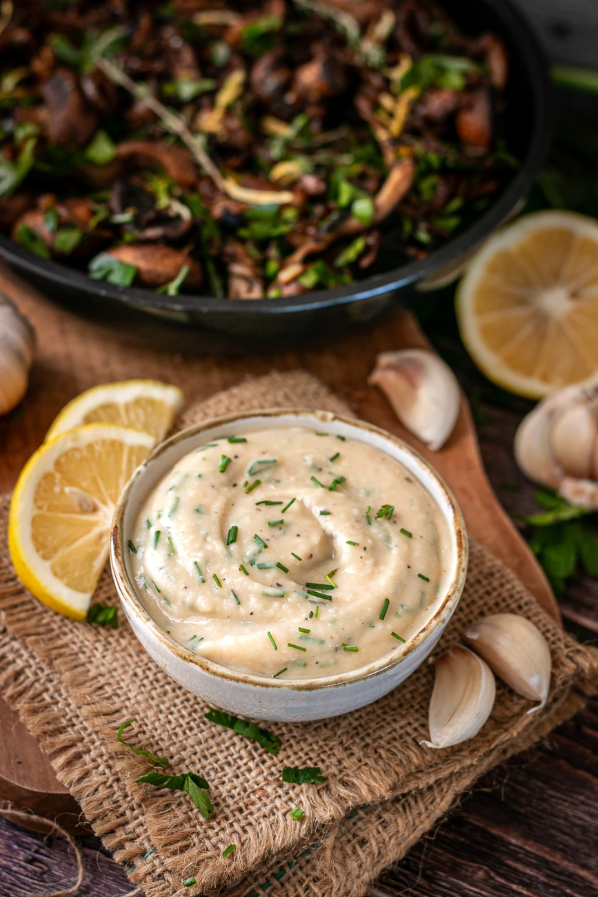 Veganer Knoblauchdip aus weiĂźen Bohnen