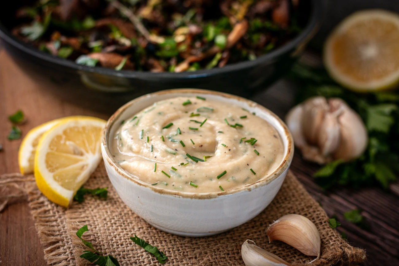 Veganer Knoblauchdip aus weiĂźen Bohnen