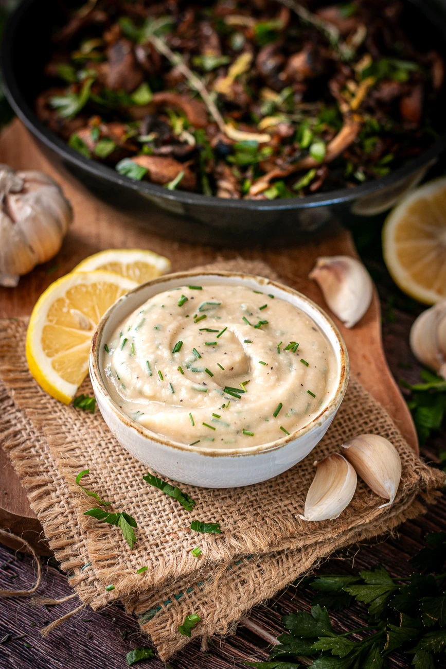 Rezept für Knoblauch-Dip aus weißen Bohnen mit Zitrone, Senf und Schnittlauch, vegan und ohne Mayo