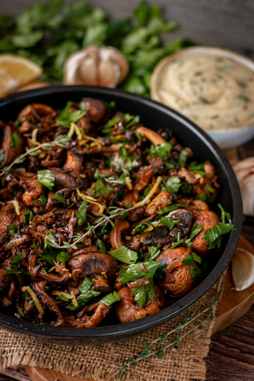 Pilzpfanne mit Champignons, Austernpilzen und Thymian in der Pfanne